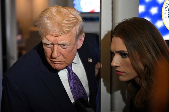 도널드 트럼프 미국 대통령(왼쪽)이 30일(현지시간) 플로리다주 팜비치에서 워싱턴 DC로 향하는 대통령 전용기 에어포스원에서 취재진과 대화하고 있다. AFP=연합뉴스