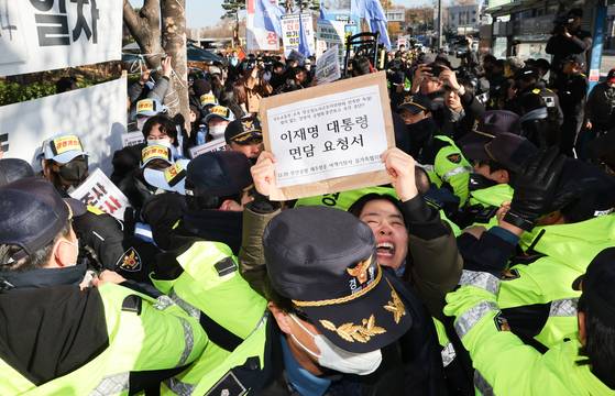12·29 무안공항 제주항공 여객기 참사 유가족들이 1일 서울 용산구 전쟁기념관 앞에서 항공철도사고조사위원회(항철위)의 공청회 중단과 조사기구 독립화를 촉구하는 기자회견을 가졌다. 유가족은 기자회견을 마친 뒤 이재명 대통령의 면담을 요청하기 위해 대통령실로 향하자 가로막은 경찰들과 몸싸움을 벌이고 있다. 뉴스1