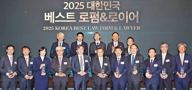 서울 중림동 한국경제신문사 다산홀에서 지난 28일 열린 ‘2025 대한민국 베스트 로펌&로이어’ 시상식에서 전문성 및 서비스 부문 베스트 로펌상을 수상한 로펌 대표들과 올해의 소송상을 받은 변호사들이 환하게 웃고 있다.  앞줄 왼쪽부터 이행규 지평 대표변호사, 시진국 화우 경영담당변호사, 이정란 대륙아주 대표변호사, 강석훈 율촌 대표변호사, 김상곤 광장 대표변호사, 정계성 김앤장법률사무소 대표변호사, 오종한 세종 대표변호사, 오정면 태평양 대표변호사, 이동훈 바른 대표변호사, 박성준 평안 대표변호사, 염용표 율촌 경영담당변호사. 뒷줄 왼쪽부터 조건주 화우 변호사, 이재환 한국사내변호사회장, 이중규 연세대 법학전문대학원 교수, 김정호 한국경제신문 사장, 정다주 광장 변호사.  문경덕 기자