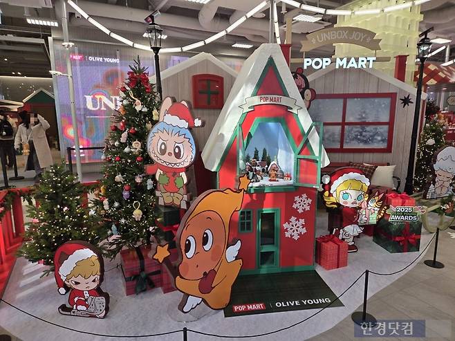1일 서울 성동구에 있는 올리브영N성수점에 팝마트와 협업한 전시 공간이 마련돼있다./사진=박수림 기자