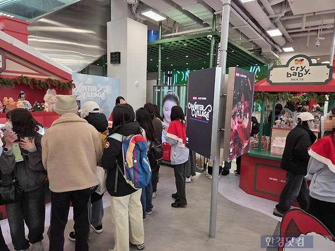 1일 서울 성동구에 있는 올리브영N성수점에 소비자들이 몰려 있다./사진=박수림 기자