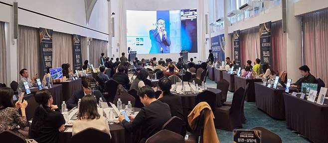 농업정책보험금융원(서해동 원장)은 12월1일 '2025 농식품 크라우드펀딩 인베스트 커넥트'를 개최했다. 오전 11시부터 시작된 행사는 크라우드펀딩 우수기업 시상, 우수사례 발표, 데모데이, 전시상담회, 네트워크 만찬 등으로 오후 8시가 되어 끝났다.