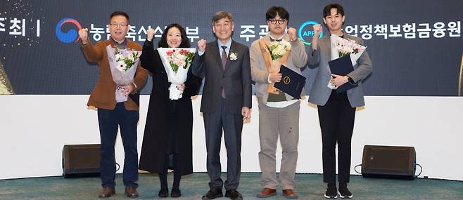 농업정책보험금융원(서해동 원장:가운데)은 12월1일 '2025 농식품 크라우드펀딩 인베스트 커넥트'를 개최했다. 수상기업인 미래그린케미칼과 가배도 대표가 수상후 화이팅을 외치고 있다.