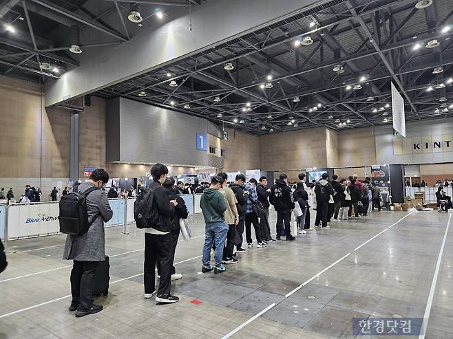 관람객들이 지난 31일 블루 아카이브 4주년 페스티벌에서 2차 창작 굿즈를 사기 위해 대기줄을 서고 있다. 사진=박수빈 기자