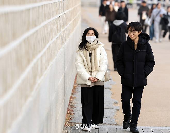 탄핵집회 광장에서 의료봉사 활동을 제안한 의대생 최준서씨(오른쪽)와 함께 활동한 전공의 고은섬씨가 30일 서울 경복궁 인근에서 만나 당시 활동과 관련해 대화를 나누고 있다. 서성일 선임기자