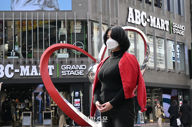 20대 후반 ‘술집 여자’라며 지난해 12월11일 집회 단상에서 발언했던 김유진씨(가명)가 지난 27일 부산 서면광장에서 경향신문과 인터뷰하고 있다. 강한들 기자