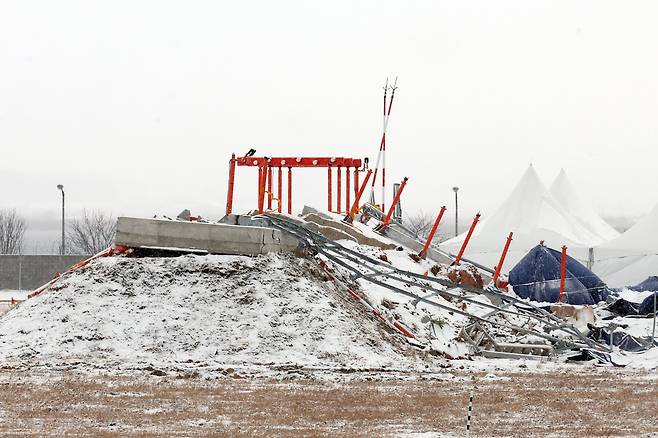 Snow piles up on the embankment near the localizer at Muan International Airport in Muan County, South Jeolla, on Jan. 9, the 12th day since the Jeju Air passenger plane crash. [YONHAP]