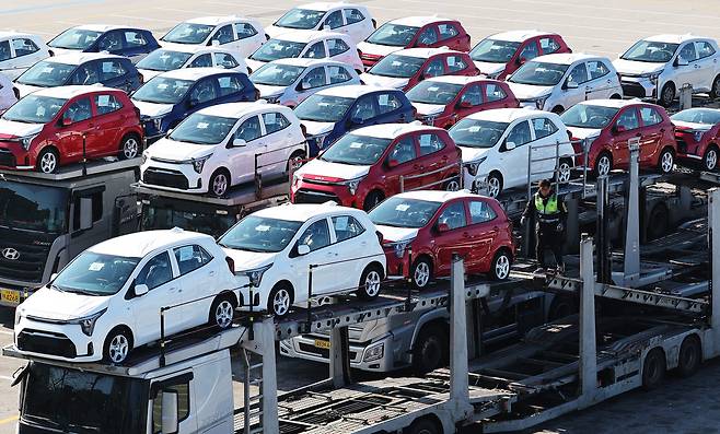 Cars ready for export are parked on car carriers at a port in Pyeongtaek, Gyeonggi, on Dec. 1. [YONHAP]