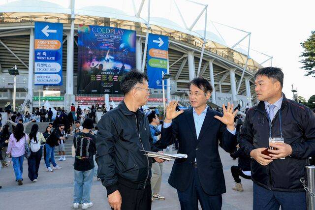 이동환 고양시장(가운데)이 지난 4월 콜드플레이 콘서트 공연 전 고양종합운동장 현장을 점검하고 관계자들과 대화를 나누고 있다. 고양시는 올해 고양종합운동장에서 총 18회의 대형 공연을 개최해 약 70만명의 관람객을 모았고, 최근 오아시스·트래비스 스캇 공연까지 더해 공연수익 109억원을 기록했다. 고양시 제공