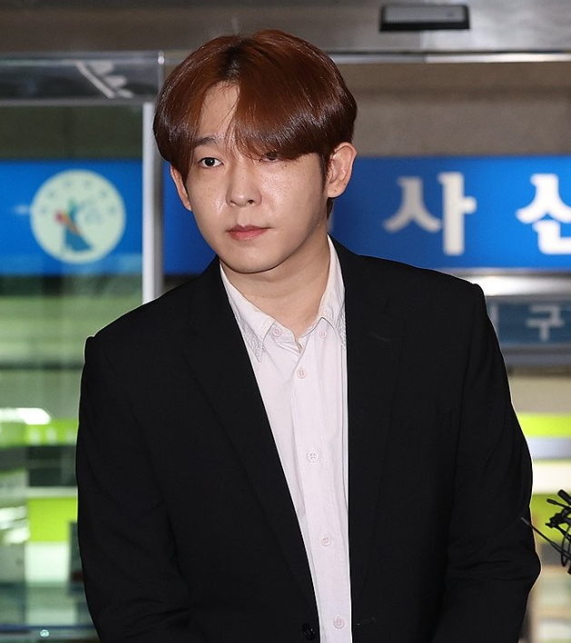 필로폰을 매수·투약한 혐의로 기소된 가수 남태현이 18일 오전 서울 마포구 서부지법에서 열린 선고기일을 마친 뒤 법원을 나서고 있다. 2024.1.18 / 사진=연합뉴스