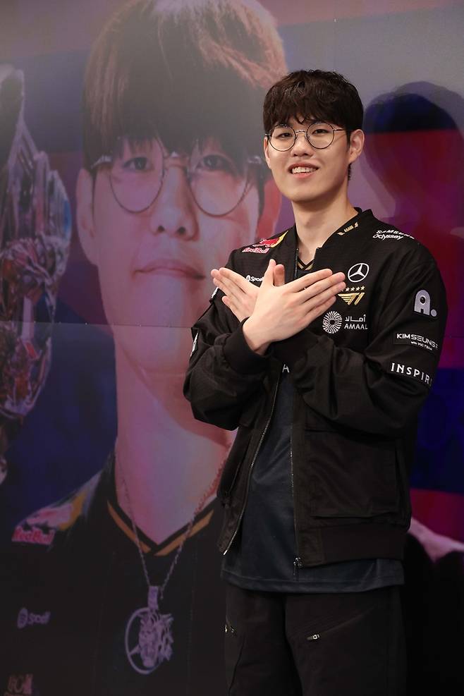 T1의 리그오브레전드(LoL) 월드 챔피언십(롤드컵) 3연패를 이끈 주역 ‘오너’ 문현준이 포즈를 취하고 있다. 한주형 기자