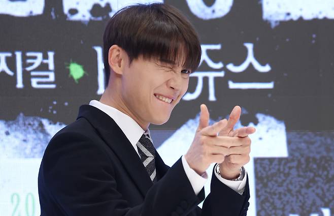 1일 서울 강남구 엘리에나 호텔에서 열린 뮤지컬 비틀쥬스 기자간담회에서 비틀쥬스 역의  김준수가 포즈를 취하고 있다.  [뉴스1]