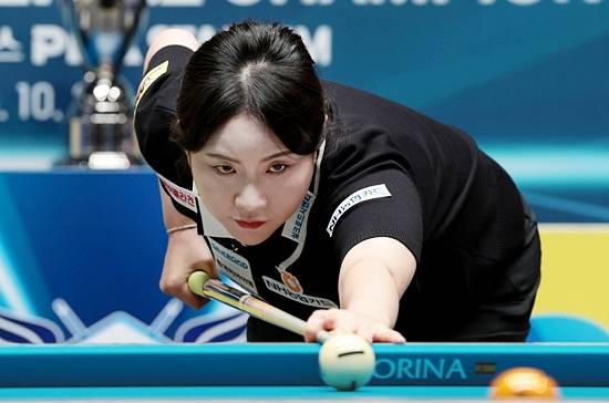 6차투어(휴온스배) 우승자 김민아가 1일 열린 ‘25/26시즌 하림배LPBA챔피언십’ 32강전에서 이지연2를 승부치기로  물리치고 16강에 선착했다. (사진=PBA)