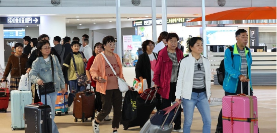 지난 11월 13일 인천 연수구 인천항 국제여객터미널을 통해 중국인 무비자 단체관광객들이 입국하고 있다. (사진=연합뉴스)