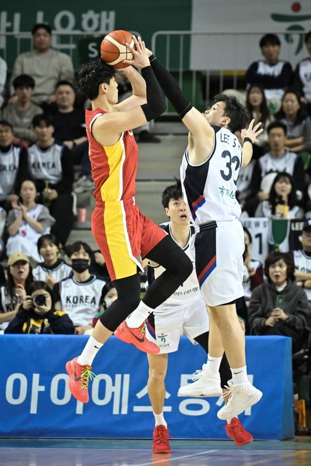 이승현의 정판보 블록슛은 완승의 시작을 알렸다. 사진=대한민국농구협회 제공