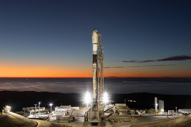미국 캘리포니아주 반덴버그 우주군 기지에서 발사 준비 중인 스페이스엑스(SpaceX)의 팔콘9(Falcon 9) 로켓 /사진제공=스페이스코인