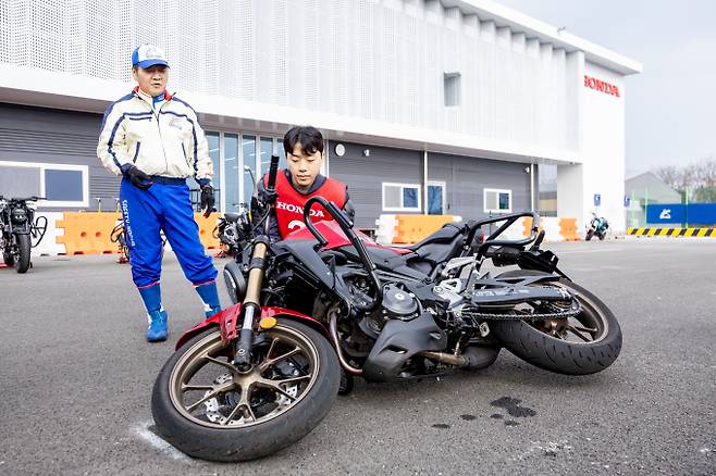 훈련용 보호가드가 장착된 교육용 바이크를 활용해 기자가 실습하는 모습./사진=혼다코리아