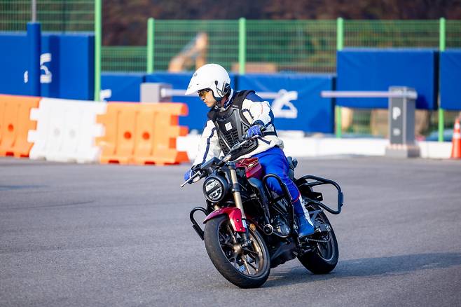 박성하 인스트럭터(교관)이 저속 밸런스와 시선 처리 등 기본 주행 기술을 시연하고 있다./사진=혼다코리아