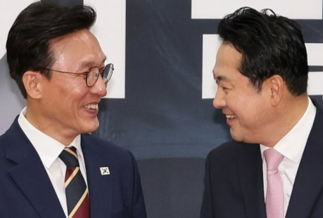 김민석(왼쪽) 국무총리와 국민의힘 장동혁 대표. 연합뉴스