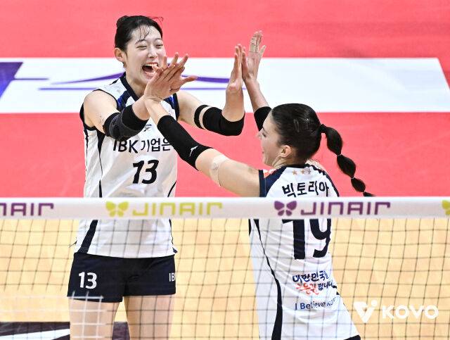 빅토리아와 하이파이브하는 최정민./KOVO