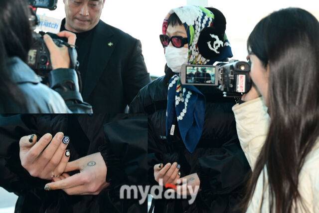 출국하는 지드래곤의 손톱에는 다양한 형태의 네일가 눈에 띈다.