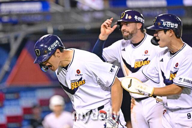 6일 서울 잠실야구장에서 열린 '2025 신한 SOL BANK KBO리그' KT 위즈와 두산 베어스 경기. 두산 김재환이 8회말 무사 1-2루에 역전 3점 홈런을 친 후 포효하고 있다./마이데일리