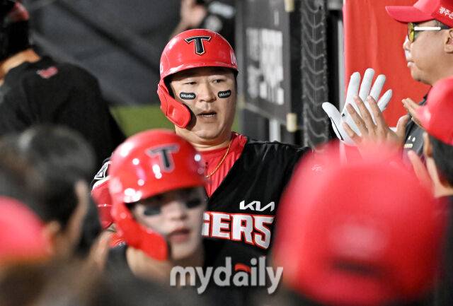 20일 오후 경기도 수원시 조원동 수원kt위즈파크에서 진행된 '2025 프로야구 KBO리그' kt위즈와 KIA타이거즈의 경기. 기아 최형우가 6회초 2사 2루서 2점 홈런을 터뜨린 뒤 덕아웃서 환호하고 있다./마이데일리