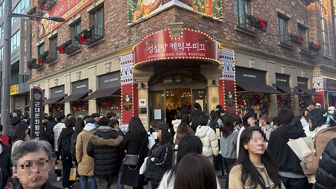 지난달 29일 대전 중구 성심당 부띠끄 매장 앞이 사람들로 인산인해를 이뤘다. 박연수 기자
