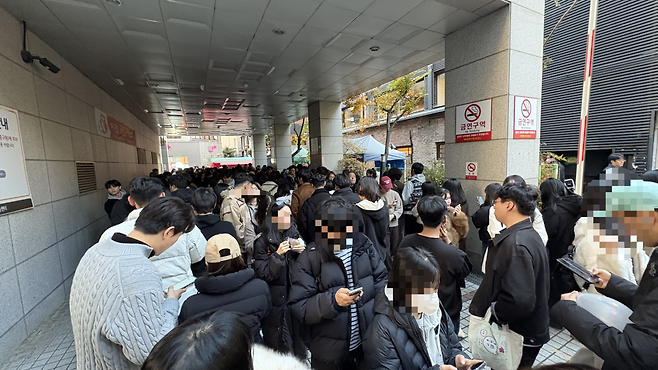 지난달 29일 성심당 본점을 들어가기 위한 줄이 길게 이어졌다. 박연수 기자