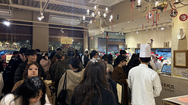 지난달 29일 성심당 케익부띠끄 본점에서 계산을 위한 줄이 길게 만들어졌다. 박연수 기자