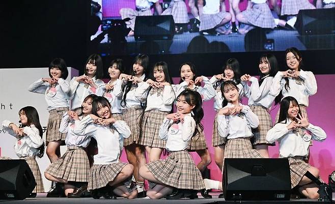 [뉴시스] 일본 '여고생 미스콘 2025' 파이널 심사 중 참가자들이 공연하는 모습. (사진=모델프레스) 2025.12.1  *재판매 및 DB 금지