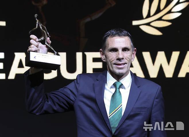 [서울=뉴시스] 김근수 기자 = K리그1 감독상을 수상한 거스 포옛 전북현대모터스 감독이 1일 서울 서대문구 스위스 그랜드호텔에서 열린 하나은행 K리그 2025 대상 시상식에서 기념촬영을 하고 있다. 2025.12.01. ks@newsis.com