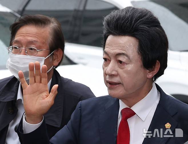 [의정부=뉴시스] 조수정 기자 = 신도 성추행·사기 등 혐의를 받는 허경영 국가혁명당 명예대표가 16일 오후 경기 의정부시 의정부 지방법원에서 열린 영장실질심사에 출석하고 있다. 2025.05.16. chocrystal@newsis.com