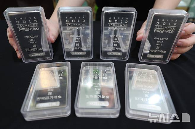 [서울=뉴시스] 김진아 기자 = 25일 서울 종로구 한국금거래소에 실버바가 진열돼있다.올해 은 상승률이 경쟁 자산인 금·비트코인을 제쳤다. 이날 업계에 따르면 국제 은 현물은 전날 오후 6시(트레이딩뷰 기준) 1트로이온스당 39.07달러에 거래됐다. 연초 대비 35.27% 상승한 수치다. 이는 지난 2011년 이후 14년 만에 최고 수준이다. 2025.07.25.bluesoda@newsis.com