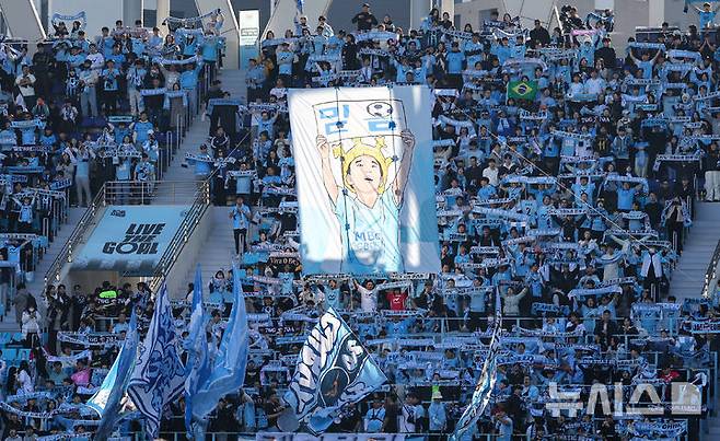 [대구=뉴시스] 이무열 기자 = 30일 대구 북구 대구iM뱅크PARK에서 열린 하나은행 K리그1 2025 38라운드 대구FC와 FC안양의 경기에서 대구FC 서포터스가 응원전을 펼치고 있다. 2025.11.30. lmy@newsis.com