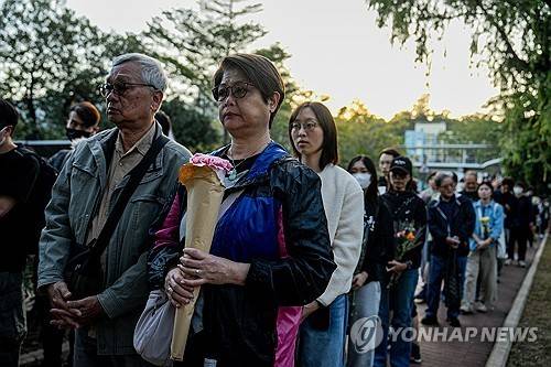 홍콩 화재 희생자 추모를 위해 기다리는 시민들 [EPA 연합뉴스 자료사진]
