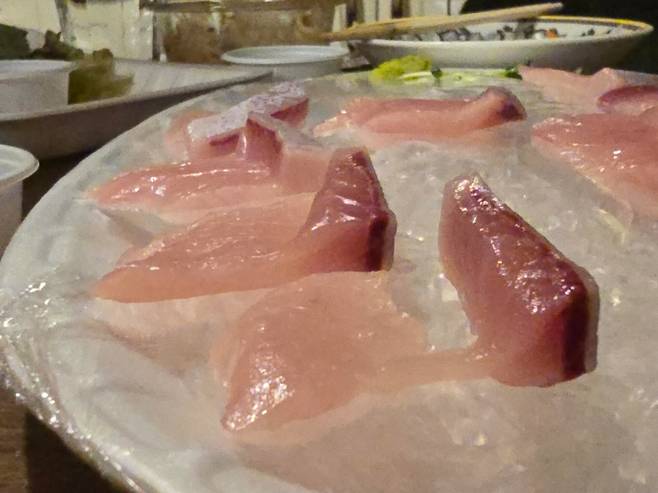 지난 달 30일 SNS에 올라온 방어회 사진. 사진을 올린 작성자는 "12kg 방어회를 주문했는데 일정하지 않은 두께로 회가 썰리고, 일부 회는 살점이 찢겨져 있었다"면서 불만을 제기했다. 쓰레드 캡처