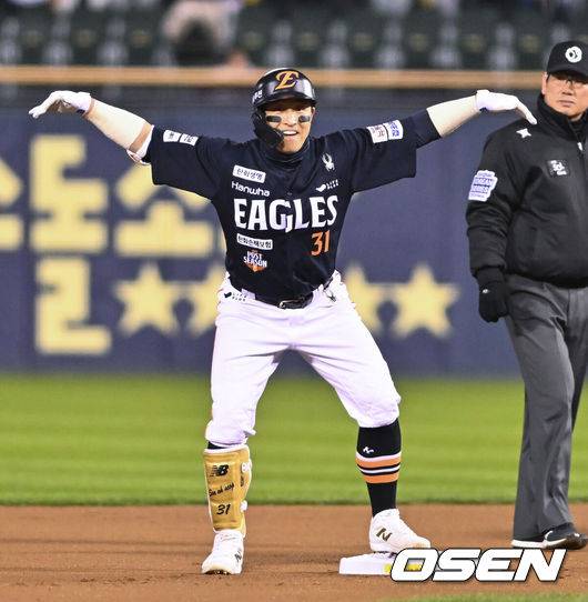 [OSEN=잠실, 박준형 기자] 27일 오후 서울 잠실야구장에서 2025 신한 SOL Bank KBO리그 포스트시즌 한국시리즈 2차전 LG 트윈스와 한화 이글스의 경기가 열렸다.LG는 임찬규, 한화는 류현진을 선발 투수로 내세웠다.1회초 한화 손아섭이 2루타를 날린뒤 세리머니를 하고 있다. 2025.10.27 / soul1014@osen.co.kr