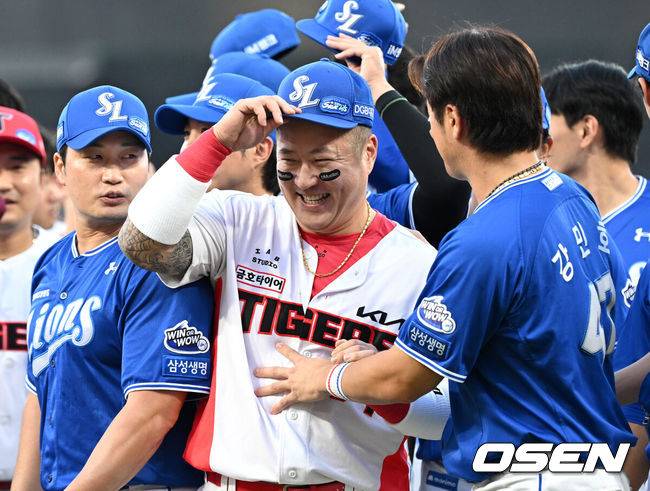 [OSEN=광주, 이대선 기자] 10일 오후 광주-기아 챔피언스필드에서 2025 신한 SOL Bank KBO리그 KIA 타이거즈와 삼성 라이온즈의 경기가 열렸다.KIA는 네일, 삼성은 가라비토를 선발 투수로 내세웠다.경기에 앞서 삼성 오승환의 은퇴투어 행사가 열렸다.기념촬영 중 삼성 강민호가 자신의 모자를 최형우에게 씌워주고 있다. 2025.09.10 /sunday@osen.co.kr