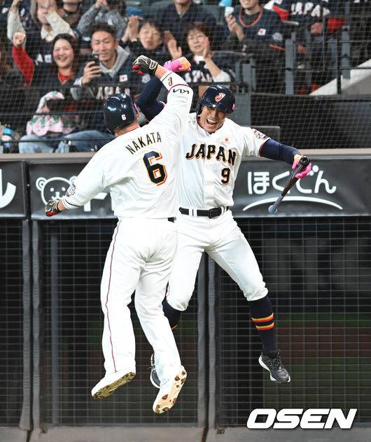 [OSEN=손용호 기자] 30일 일본 에스콘필드 홋카이도에서 ‘한일 드림 플레이어즈 게임’이 열렸다. 이 게임은 한국과 일본 프로야구를 대표했던 스타들이 총  출동해 양국의 우정을 이어간다.4회말 나카다 쇼가 홈런을 치고 기뻐하고 있다./spjj@osen.co.kr