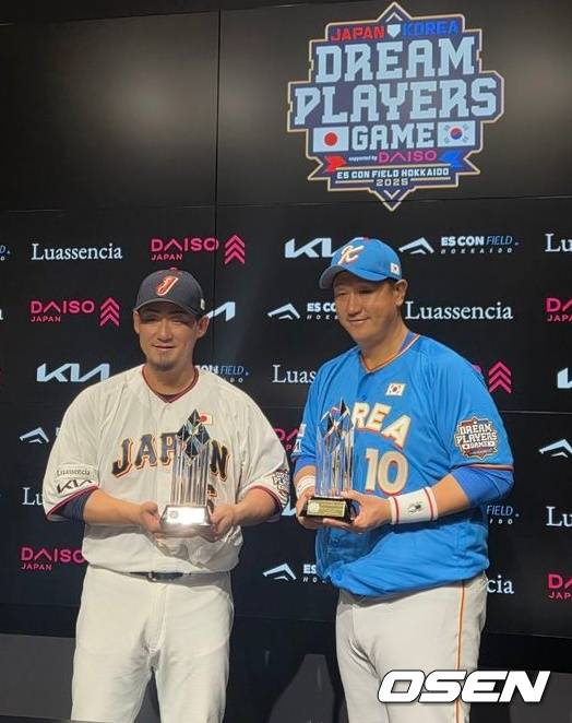 [OSEN=한용섭 기자]‘한일 드림 플레이어즈 게임’에서 MVP를 수상한 이대호(오른쪽)와 MIP를 받은 나카타 쇼가 기념 촬영을 하고 있다. /orange@osen.co.kr