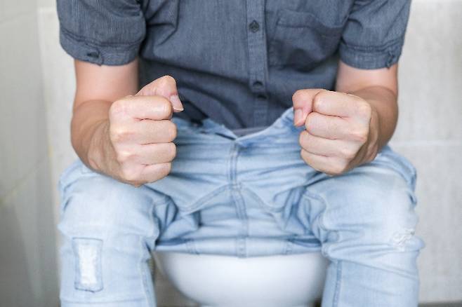 아침 공복 물 한 잔은 가장 간단하지만 가장 확실한 변비 개선 습관이다. 게티이미지