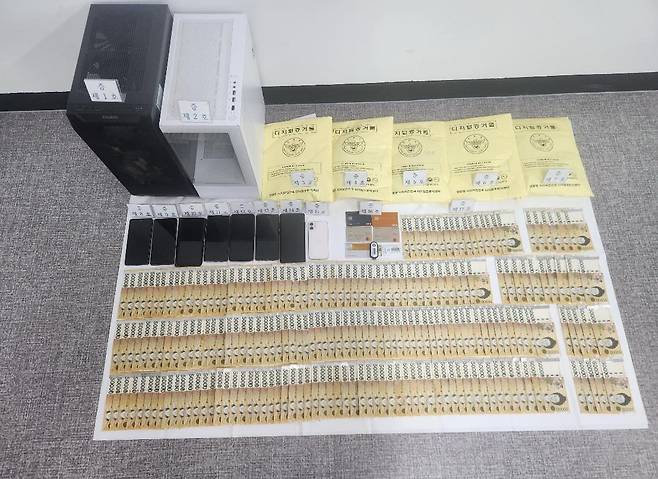 두바이에 거점을 두고 불법 도박사이트를 운영한 조직이 꼬리가 잡혔다. 사진은 경찰이 압수한 현금과 휴대전화, 디지털 증거물 등. 강원경찰청 제공