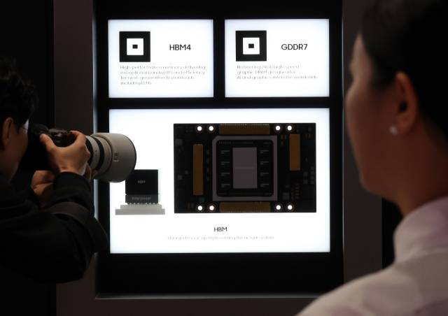 삼성전자 부스에서 관계자가 6세대 고대역폭 메모리인 HBM4와 그래픽D램 GDDR7을 소개하고 있다. 연합뉴스