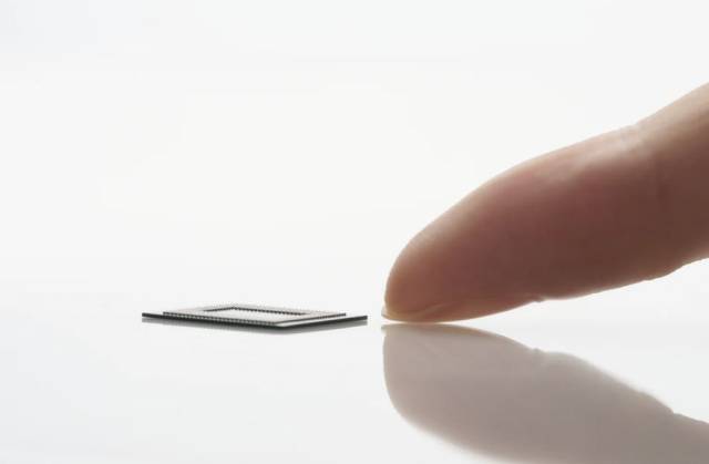 삼성전자 LPDDR5X는 두께가 0.65㎜로 가장 얇다. 스마트폰 시장의 두께 경쟁이 심화하는데다 내부 발열을 잡는데도 효과적이라 시장 수요가 크다. 사진제공=삼성전자