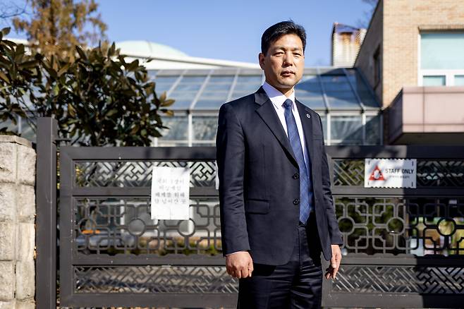 김성록 국회의장 경호대장이 우원식 국회의장이 12·3 비상계엄 당시 넘었던 담 앞에서 섰다. ⓒ시사IN 박미소