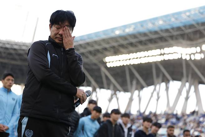 김병수 대구 감독(앞)이 30일 대구아이엠뱅크파크에서 열린 안양과 K리그1 최종 38라운드 홈경기에서 2-2로 비겨 팀의 강등을 막지 못한 뒤 팬들 앞에서 눈물을 쏟고 있다. 사진제공│한국프로축구연맹