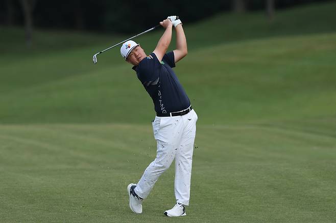 임성재가 지난 10월 25일 충남 천안시 우정힐스CC에서 열린 제네시스 챔피언십 3라운드 도중 2번 홀 페어웨이에서 아이언 샷을 하고 있다. 게티이미지코리아