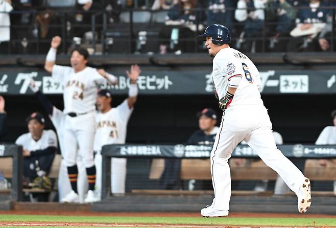 ▲ 홈런으로 닛폰햄 팬들에게 은퇴 신고식을 마친 나카타 쇼 ⓒ 사진공동취재단.