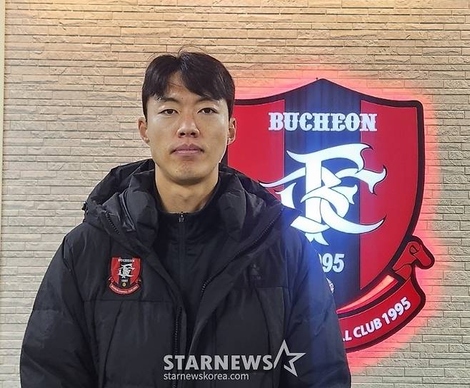 김형근이 30일 오후 2시 부천종합운동장에서 열린 하나은행 K리그2 2025 플레이오프 부천과 성남의 경기가 끝난 뒤 부천 엠블럼 앞에서 사진을 찍고 있다.  /사진=박건도 기자